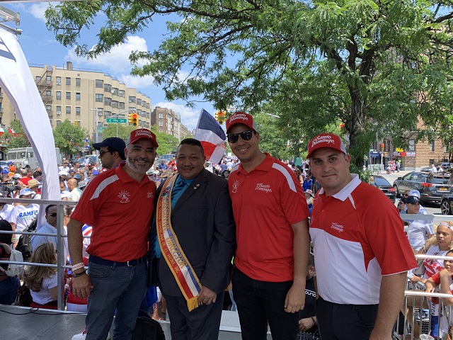  Carroza de Café Santo Domingo desfila en la  Gran Parada Dominicana del Bronx