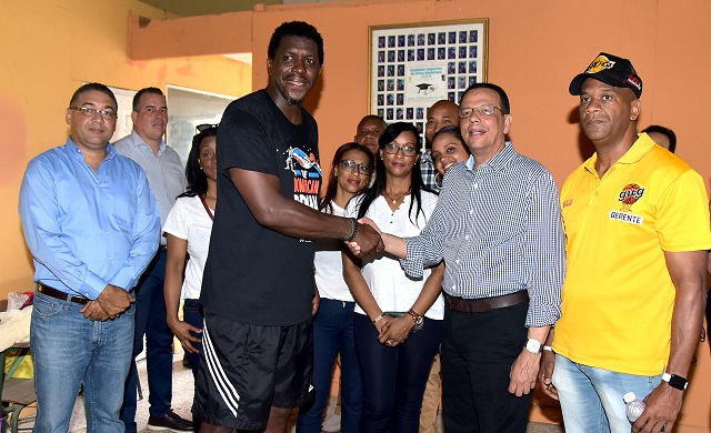  Ministro Antonio Peña Mirabal se compromete con asistir al Club GUG en el fomento de la educación y la cultura; reconoce ex NBA Luis Felipe López