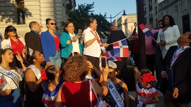  Dominicanos izan bandera en la ciudad de Newark