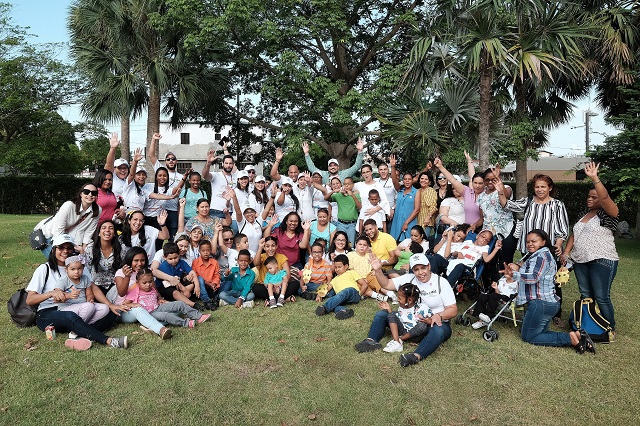  25 familias de usuarios del CAID Santiago disfrutan de una cultural y recreativa “Tarde de Museo”