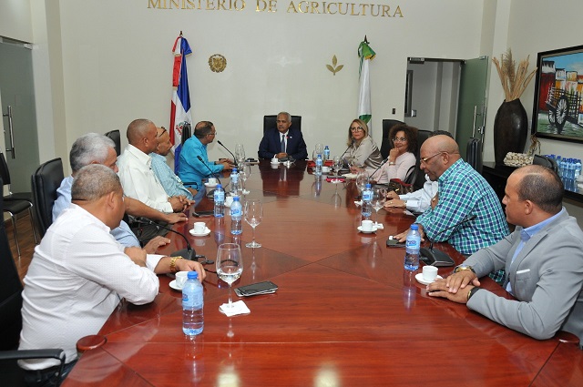  Plan de Asistencia Social de la Presidencia  y  Ministerio de Agricultura se reúnen con productores de habichuelas de San Juan de la Maguana