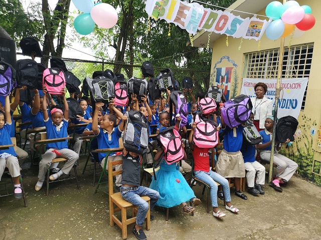  Fundación Blandino entrega útiles escolares en comunidad de Sierra Prieta