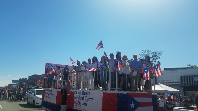  Dominicanos apoyan desfile puertorriqueño en Newark