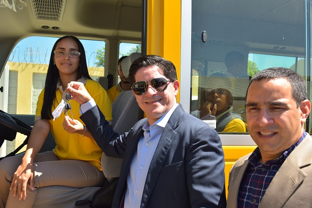  Minerd entrega moderno autobús para estudiantes y docentes del Politécnico Julio Alberto Hernández en Santiago