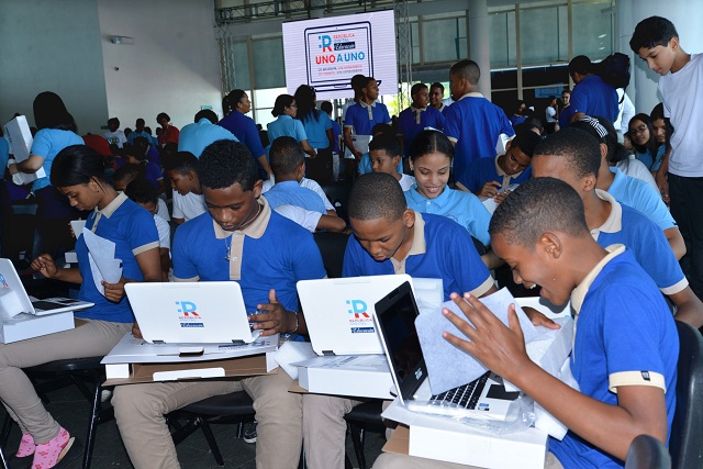  Ministro de Educación participa en entrega de 22 mil de 300 mil laptops que serán distribuidas a nivel nacional a estudiantes de Secundaria
