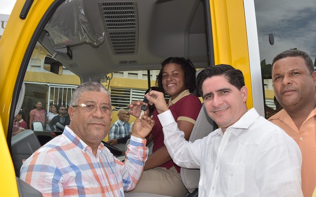  MINERD entrega moderno autobús al Liceo María Teresa Brito en Salcedo