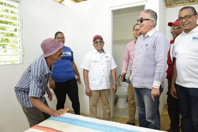  INVI y Plan Social entregan tres viviendas amuebladas en Sánchez Ramírez