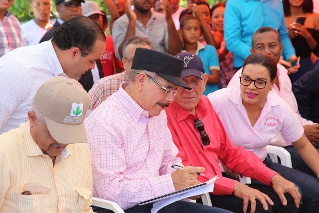 Visita Sorpresa de Danilo Medina aumentará ingresos y poder de consumo de 107 parceleros de Azua, a través de fomento de 5 mil tareas