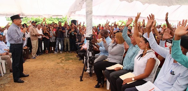  Cacaocultores de Castillo reciben financiamiento y donaciones para producir más con mayor bienestar en visita sorpresa del presidente Danilo Medina