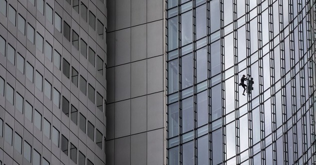   “Hombre Araña francés” escala rascacielos en Fráncfort