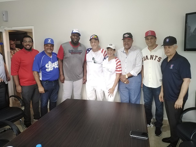  Embajada de EU celebra partido de softbol amistoso con equipo de Vladimir Guerrero