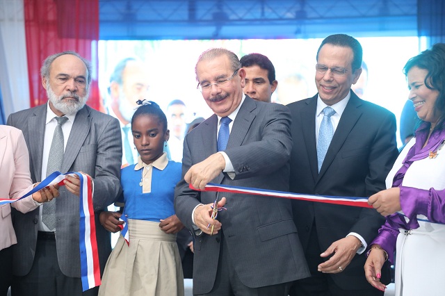  Presidente Medina entrega nuevo centro educativo de 29 aulas en el municipio de Guerra, para 945 estudiantes