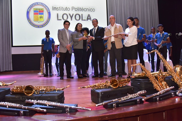  Ministro Peña Mirabal entrega 680 instrumentos musicales a bandas de música de 40 centros educativos a nivel nacional