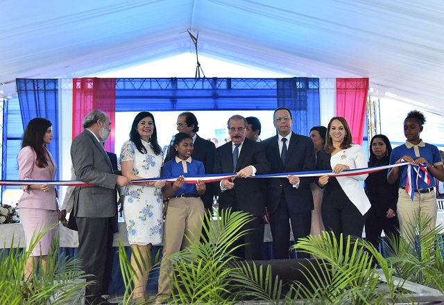  Presidente Danilo Medina entrega cinco centros educativos y una estancia infantil en Santo Domingo Este