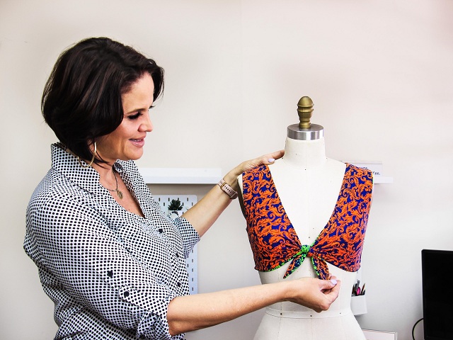  Diseñadora puertorriqueña ofrece taller en línea gratis sobre confección de trajes de baño