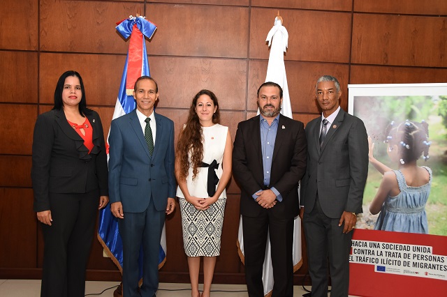  Ministerio de Trabajo firma acuerdo interinstitucional con la Fundación para el Desarrollo Comunitario Save The Children Dominicana