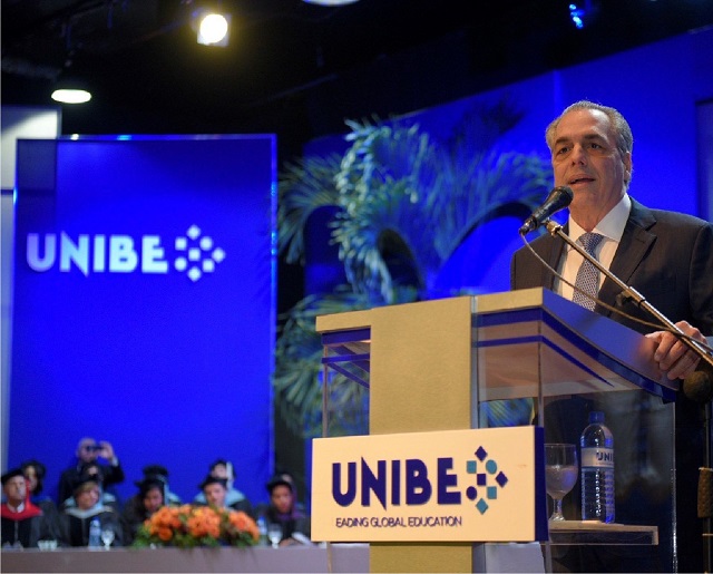  Abraham Hazoury Toral reflexiona ante el momento histórico que vive el país, durante la Cuadragésima Octava Graduación UNIBE