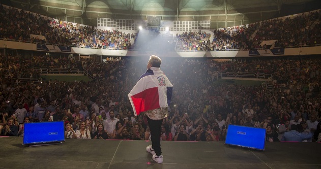  “Buenas noches, compatriotas”: Ricardo Montaner estrena nacionalidad dominicana con concierto vibrante, exquisito y memorable