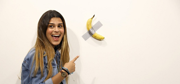  Llega a ver la obra de arte de la banana valorada en 120.000 dólares y se la come