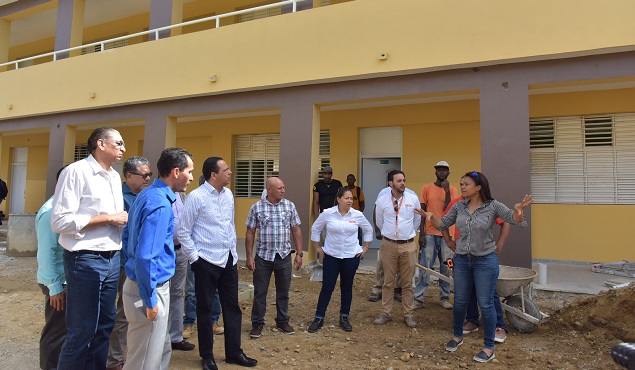  Ministro Peña Mirabal promete reactivar construcción escuelas paralizadas y resolver otras necesidades prioritarias en planteles de Santiago