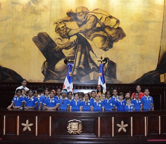  Estudiantes de la Escuela Santa Teresa de Jesús visitan Senado interesados en historia y símbolos patrios