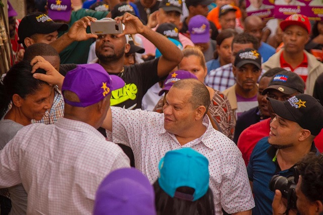  Candidato a alcalde PLD, Carlos Guzmán recibe respaldo de importante dirigente perremeista en SDN