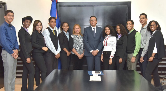  Ministro Peña Mirabal apoya estudiantes meritorios que participarán en intercambio cultural y académico en EE.UU.