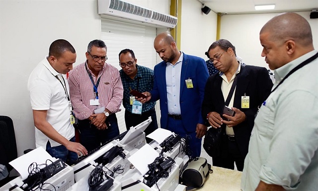  JCE realiza clonado de escáneres con software de prueba para fines de entrenamiento