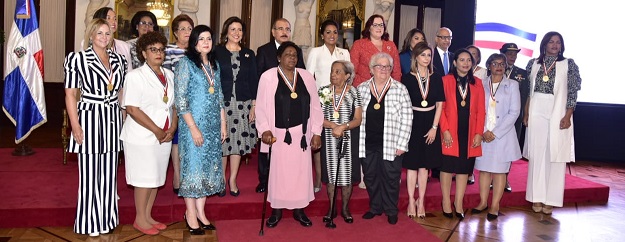  Presidente Danilo Medina encabeza acto entrega Medalla al Mérito 2020 a 13 mujeres destacadas en distintos ámbitos, tras selección del Ministerio de la Mujer
