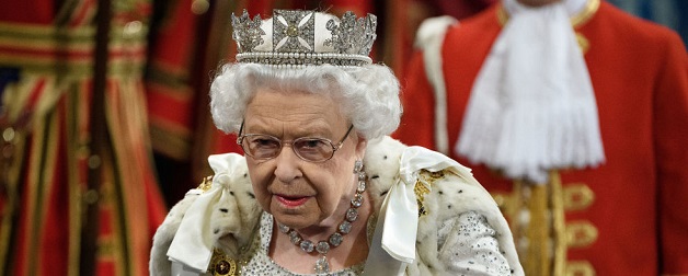  Un guardaespaldas de la reina Isabel II tiene coronavirus
