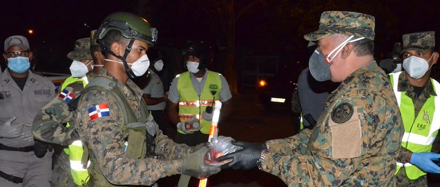  Comandante General del Ejército anima personalmente a soldados que cumplen su labor en toque de queda