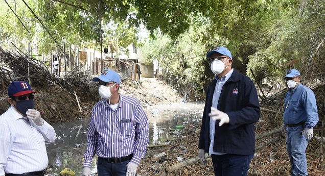  Director de la CAASD supervisa trabajos en cañada Arroyo Hondo y denuncia contaminación