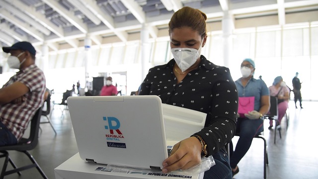  Computadoras entregadas por el MINERD a docentes y estudiantes cumplen con todos los estándares de calidad