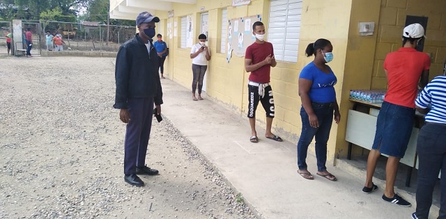  MINERD continúa con la entrega de Kits de alimentos a estudiantes de Haina