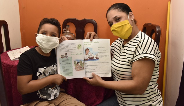  Madre aprovechó clases que envían a su hijo para aprender a leer y escribir