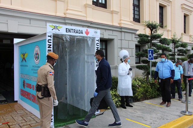  En Palacio Nacional, instalan un túnel de desinfección ante COVID-19