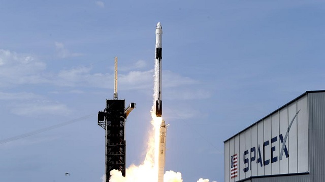  La cápsula de SpaceX llega a la Estación Espacial Internacional tras 19 horas de vuelo