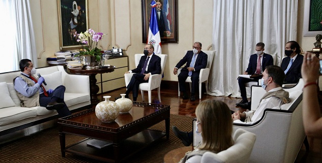  Presidente Danilo Medina recibe en Palacio Nacional a misión observadores electorales OEA