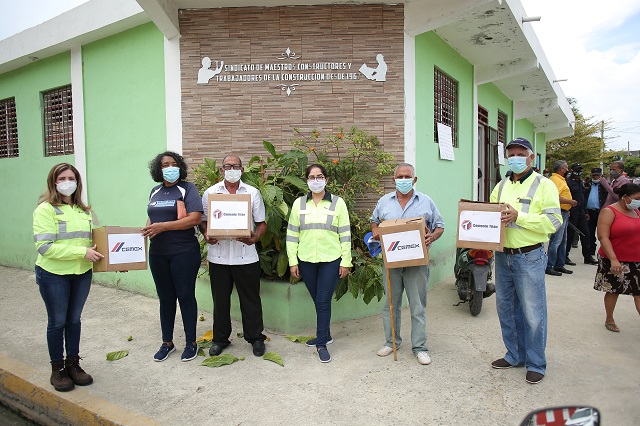  Trabajadores de la construcción y comunidades reciben kits de alimentos de la mano de CEMEX Dominicana