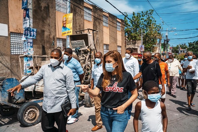  Alcaldesa Carolina Mejía inspecciona obras comunitarias que ejecuta ADN en la ciudad