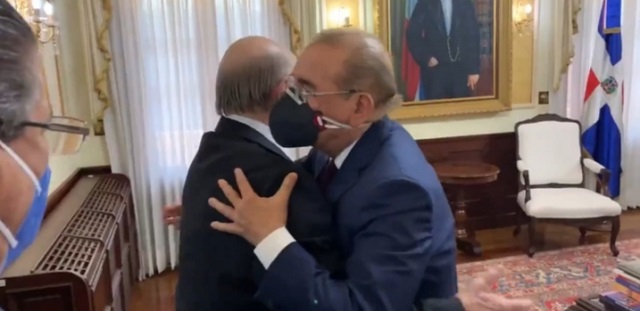  Presidente Danilo Medina recibe con abrazo ex presidente Hipólito Mejía en un encuentro descrito de cordialidad por la casa de gobierno
