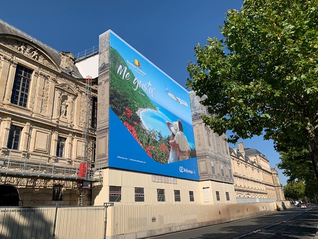  RD se promociona en fachada Museo del Louvre, París, Francia