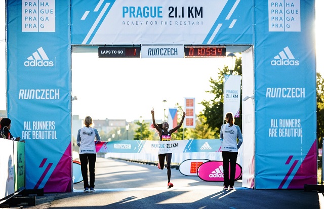  Peres Jepchirchir rompe el récord mundial de la media maratón de mujeres en Praga con Adizero adios PRO