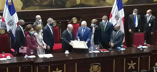  Ex presidente Hipólito Mejía recibe reconocimiento del Senado por sus aportes al país