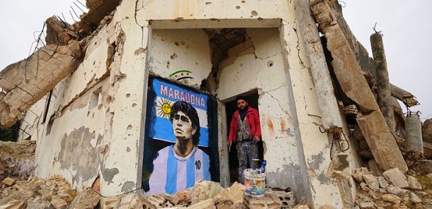  En medio de las ruinas y bajo las bombas rusas, un sirio pintó un homenaje a Diego Maradona