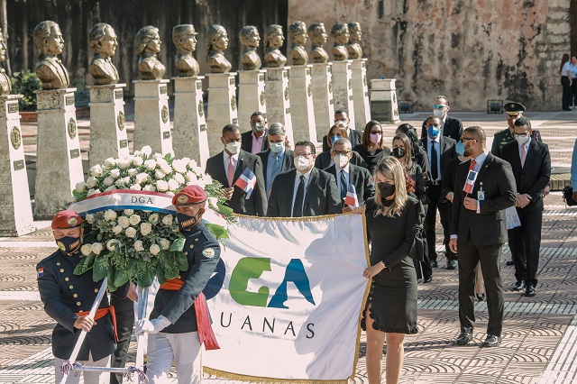  Aduanas honra a fundadores de la República con ofrenda floral en el Altar de la Patria