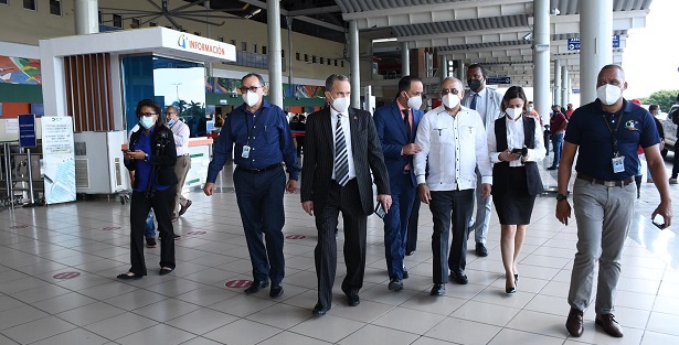  Ministro de Salud asegura ha sido baja la positividad entre pasajeros por la terminal aérea de Santiago