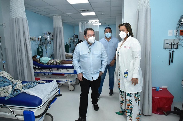  Director SNS supervisa hospitales región Sur durante el fin de semana