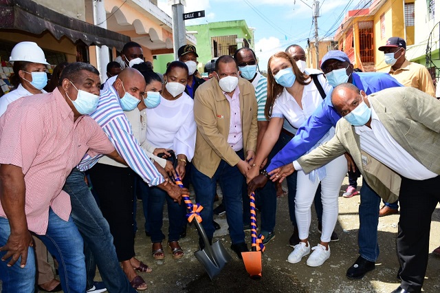  Alcalde Carlos Guzmán deja iniciadas construcción de 27 obras en Santo Domingo Norte