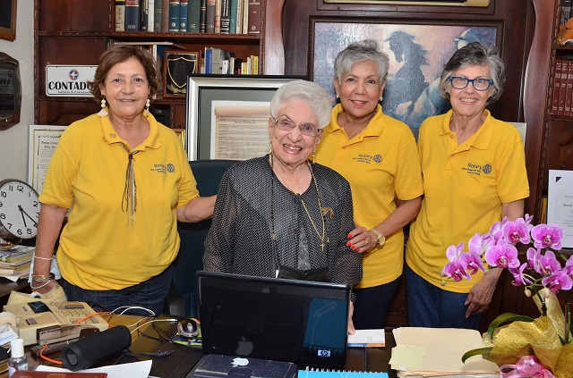  Club Rotario Santo Domingo Bella Vista, Inc., reconoce a María Cristina Camilo